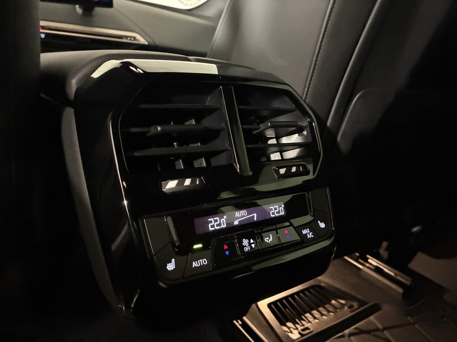 Grå BMW iX fra 2024