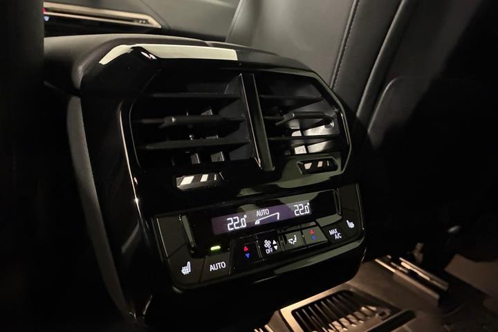 Grå BMW iX fra 2024