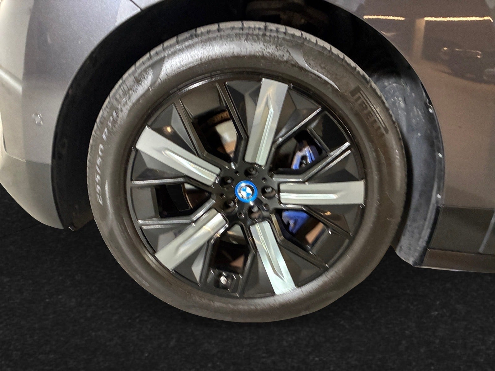 Grå BMW iX fra 2024