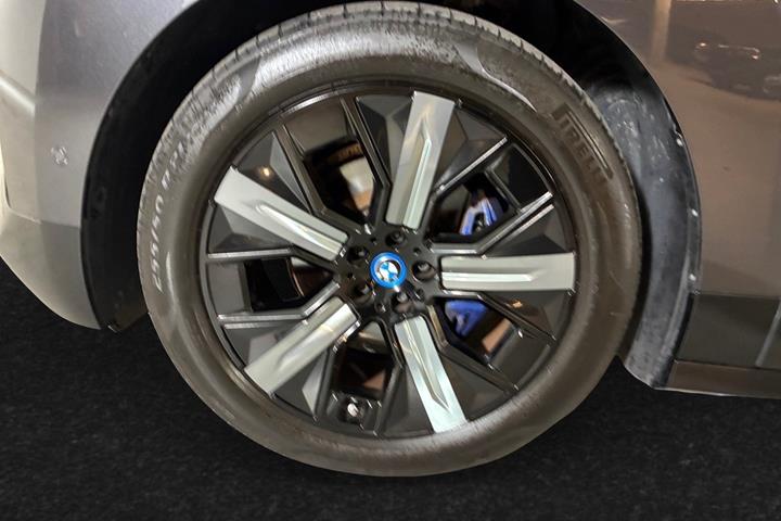 Grå BMW iX fra 2024