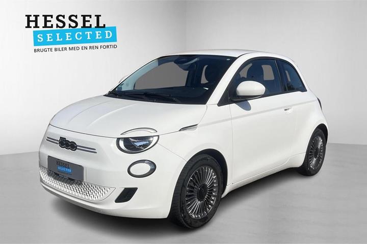 Hvid Fiat 500e fra 2023 set udefra