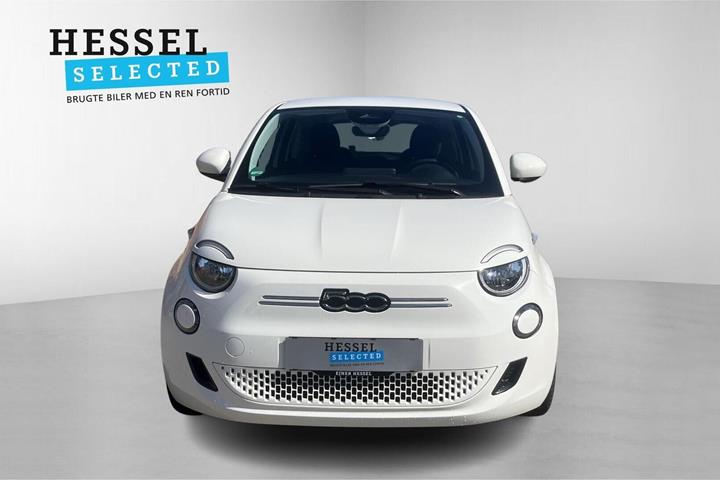Hvid Fiat 500e fra 2023