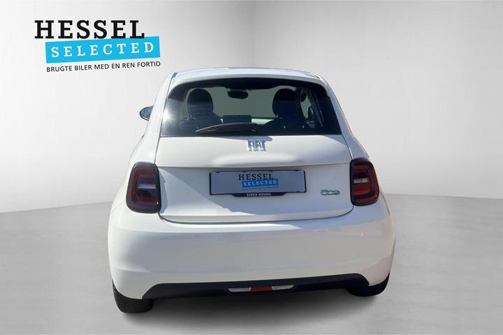 Hvid Fiat 500e fra 2023