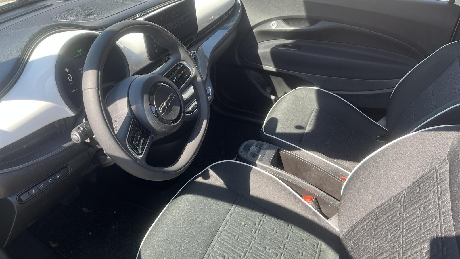 Hvid Fiat 500e fra 2023