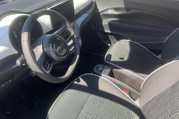 Hvid Fiat 500e fra 2023