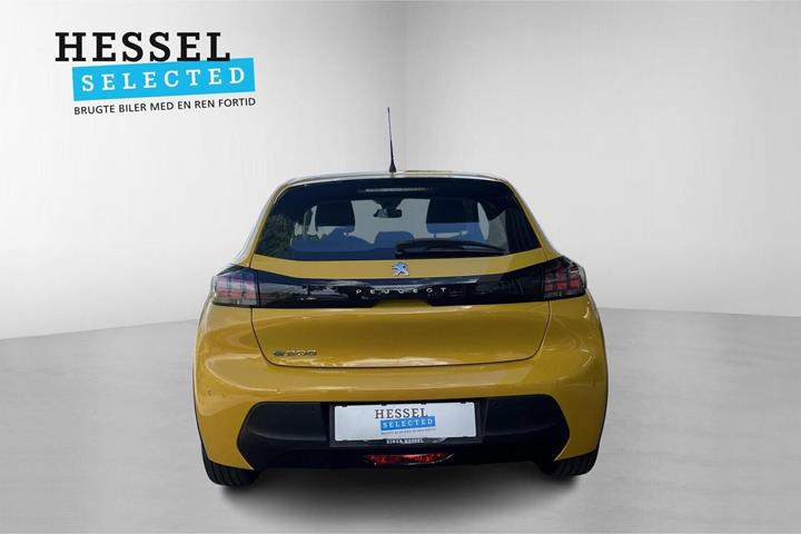 Gul Peugeot e-208 fra 2024