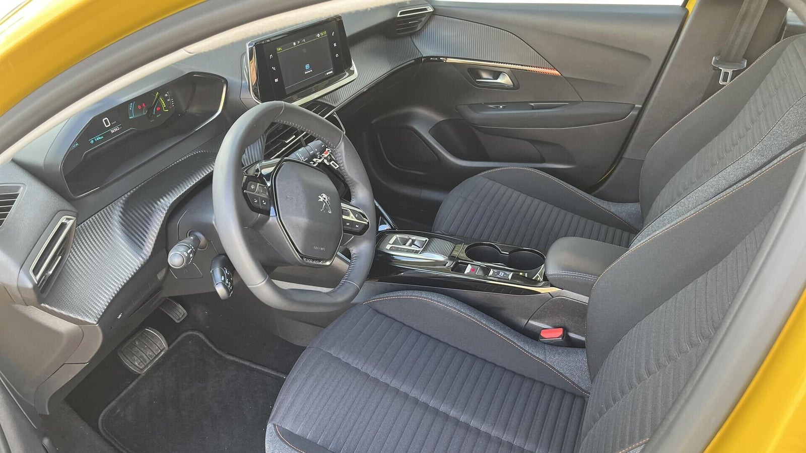 Gul Peugeot e-208 fra 2024