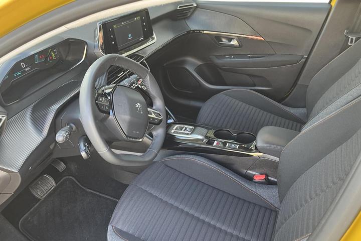 Gul Peugeot e-208 fra 2024