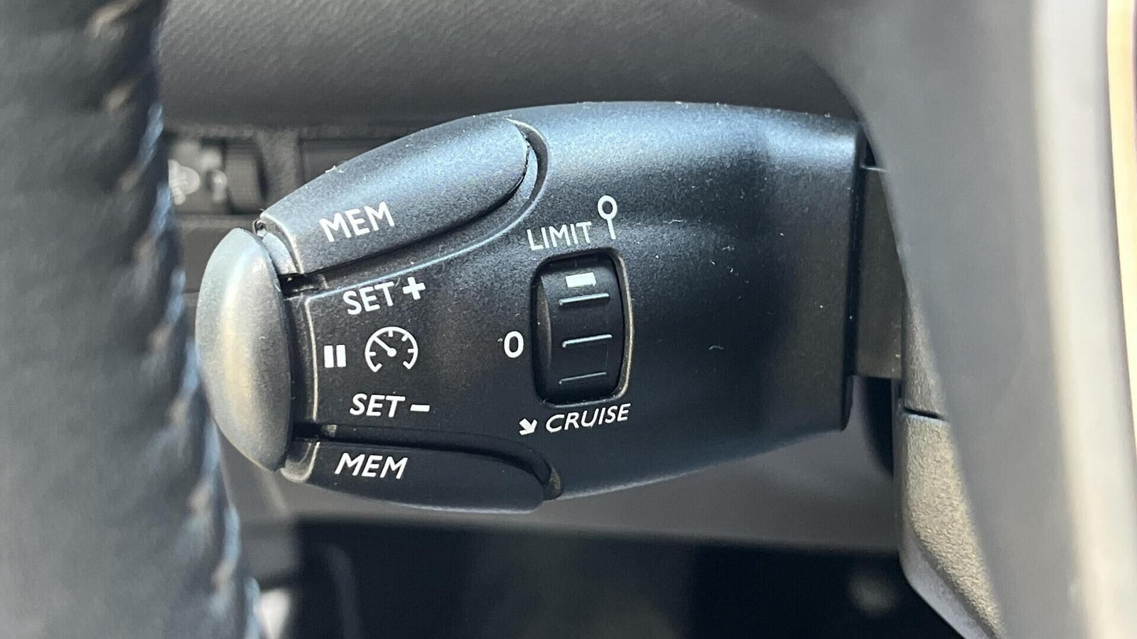 Gul Peugeot e-208 fra 2024