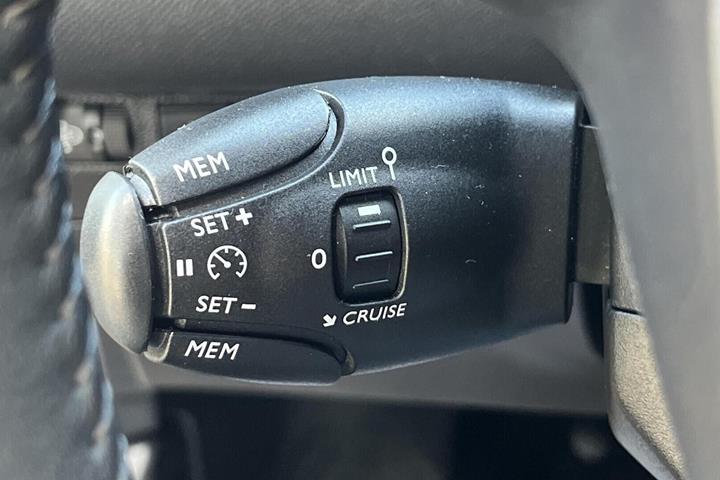 Gul Peugeot e-208 fra 2024