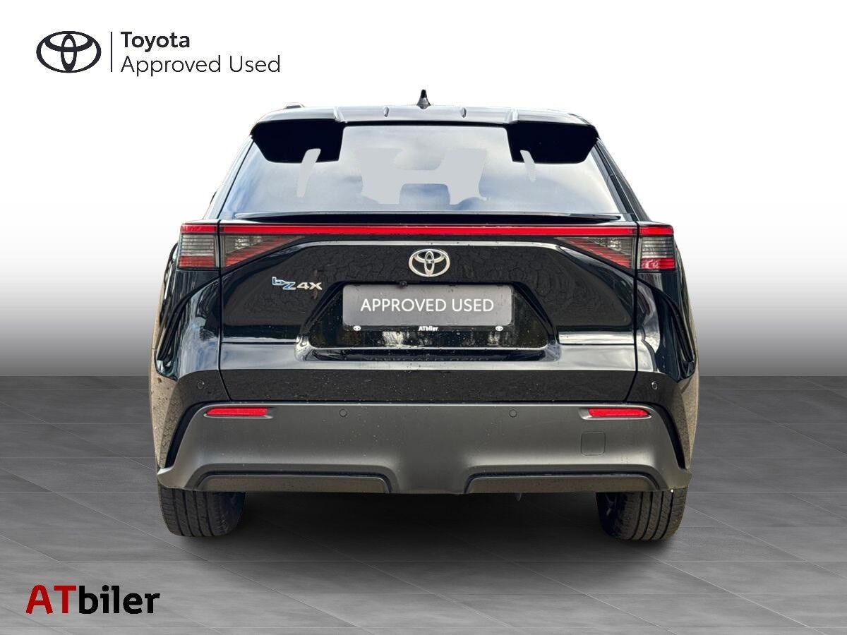 Sort Toyota BZ4X fra 2024