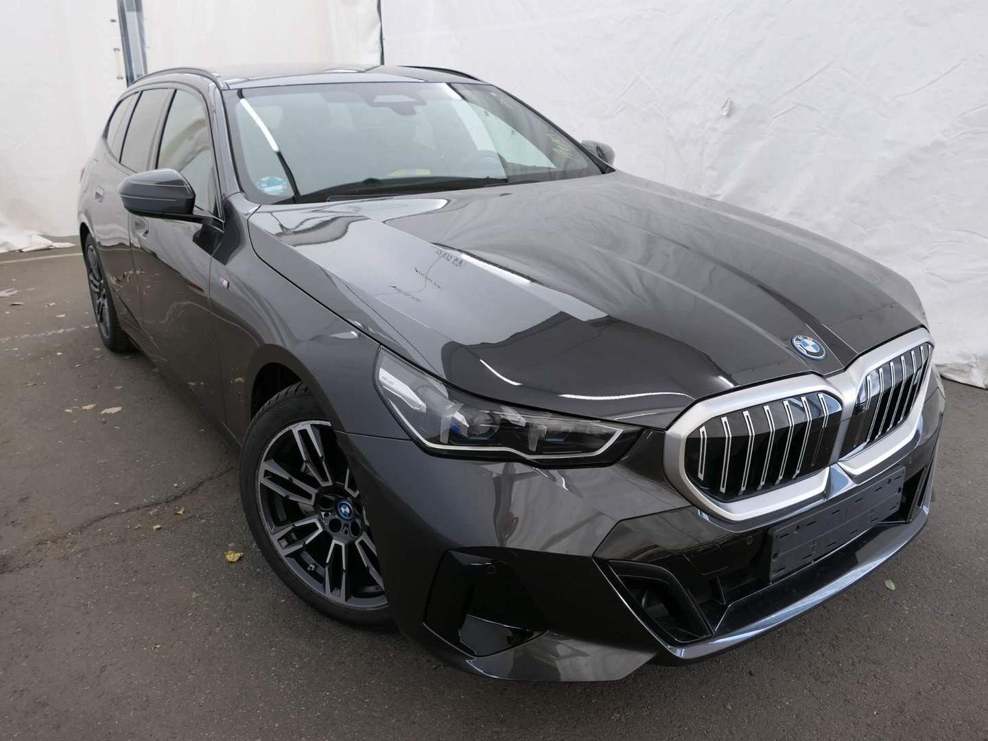 Grå BMW i5 fra 2024