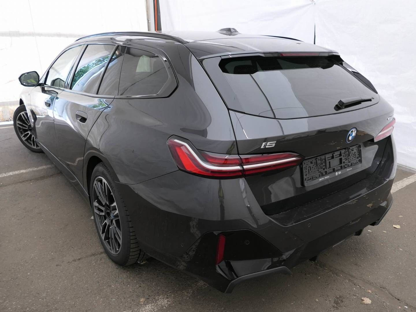 Grå BMW i5 fra 2024