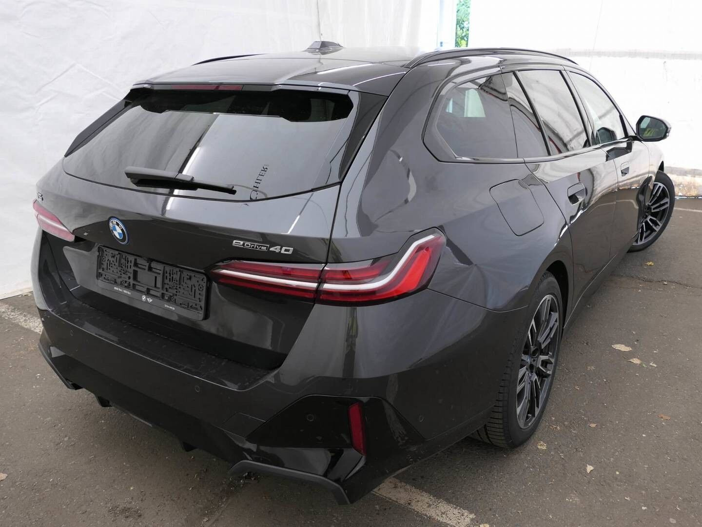 Grå BMW i5 fra 2024