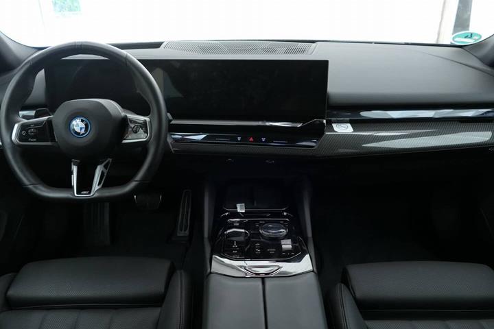 Grå BMW i5 fra 2024