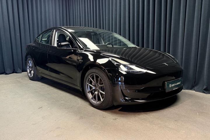 Sort Tesla Model 3 fra 2021