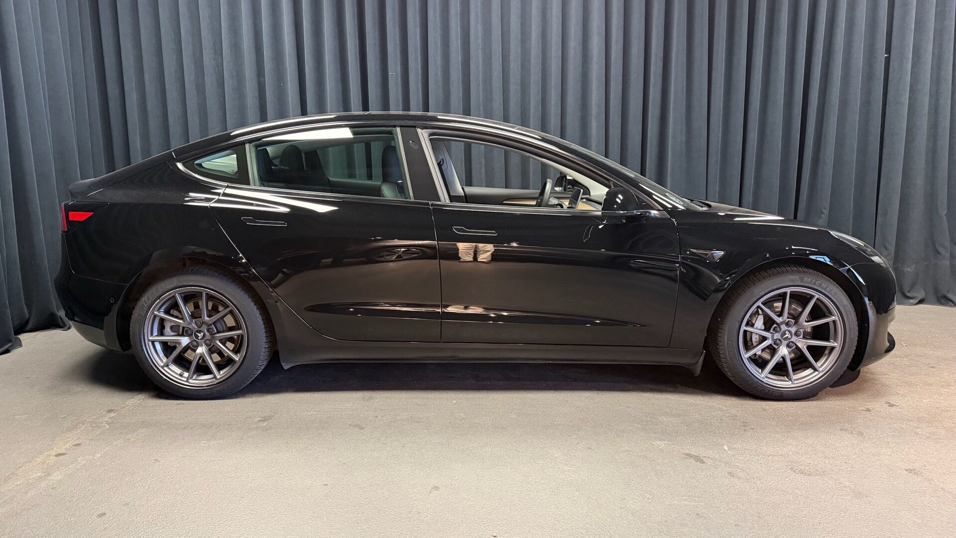 Sort Tesla Model 3 fra 2021