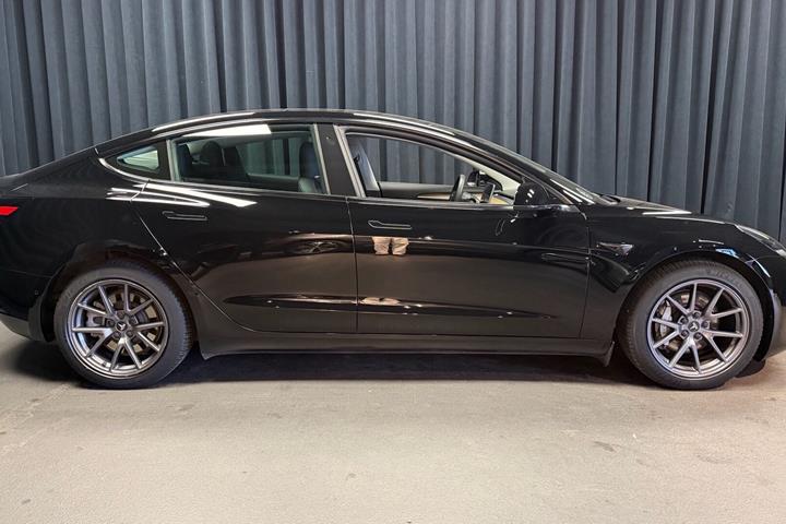 Sort Tesla Model 3 fra 2021