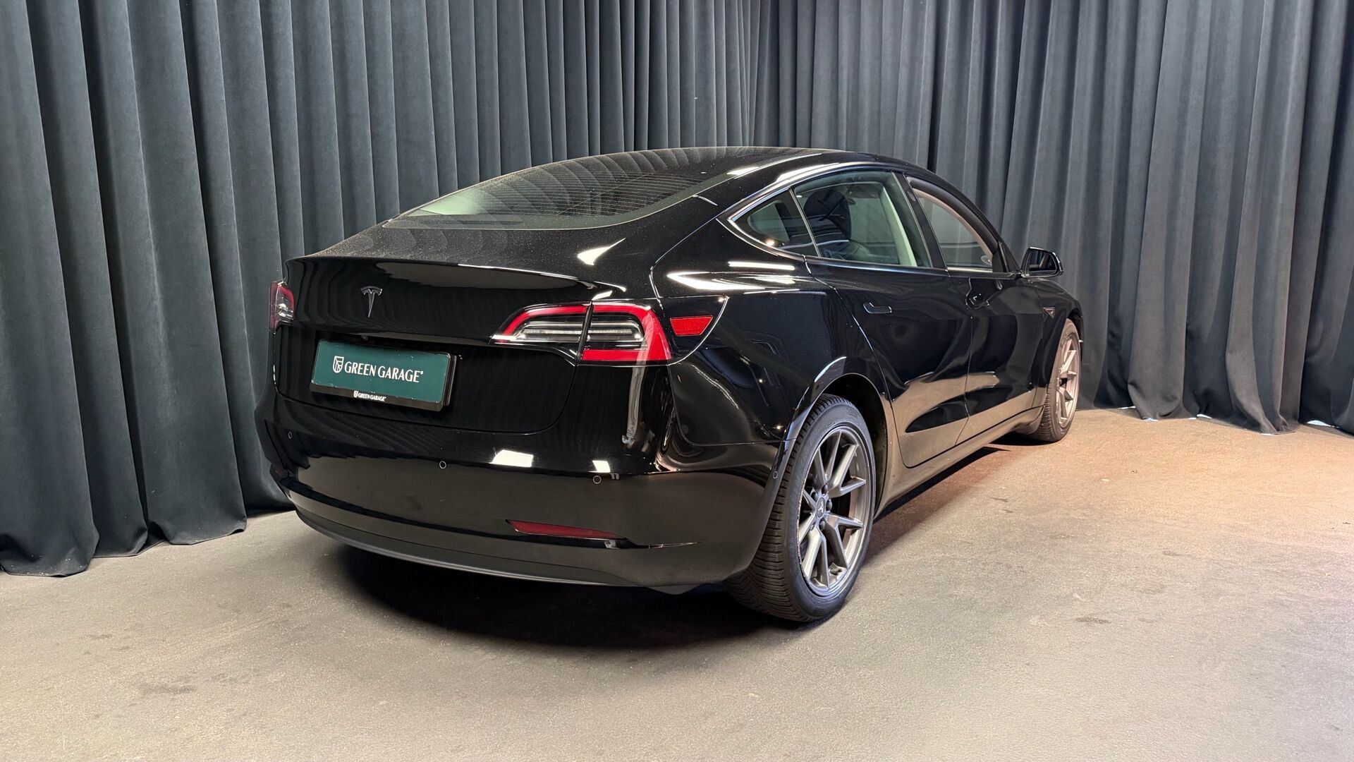 Sort Tesla Model 3 fra 2021