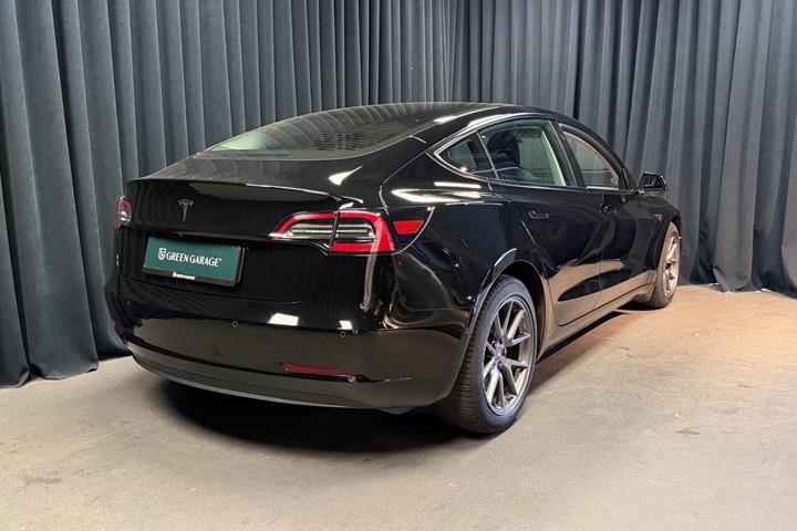 Sort Tesla Model 3 fra 2021