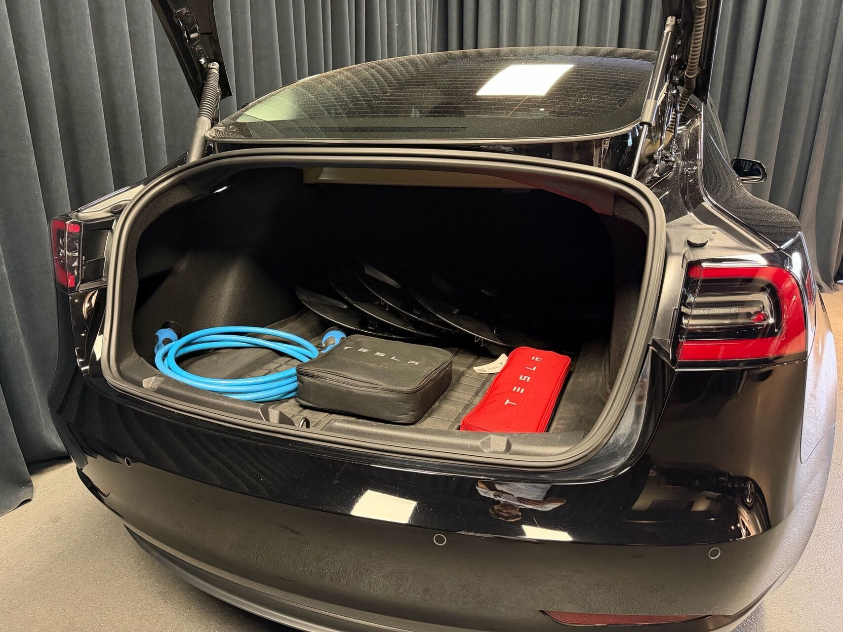 Sort Tesla Model 3 fra 2021