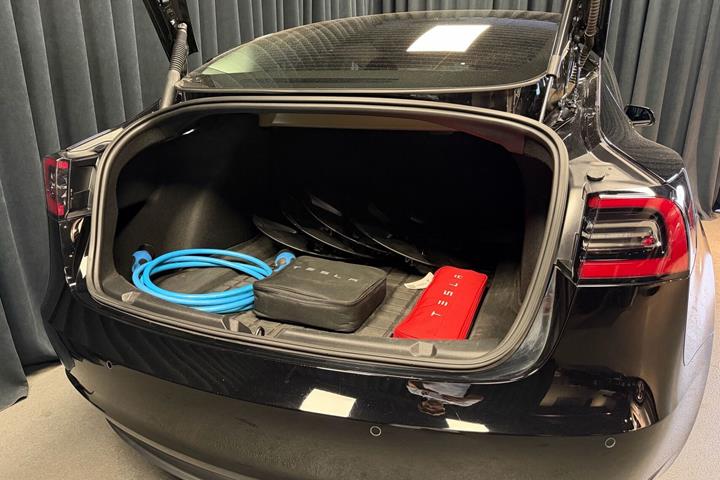 Sort Tesla Model 3 fra 2021