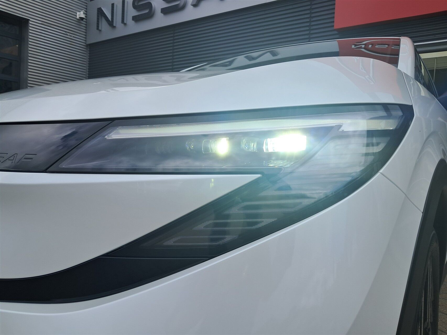 Hvid Nissan Leaf fra 2026