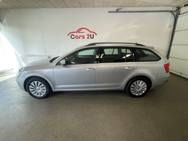 Grå Skoda Octavia fra 2020