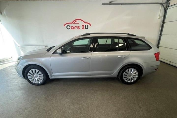 Grå Skoda Octavia fra 2020