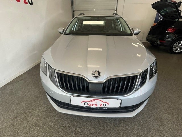 Grå Skoda Octavia fra 2020