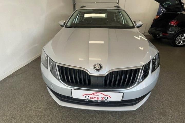 Grå Skoda Octavia fra 2020