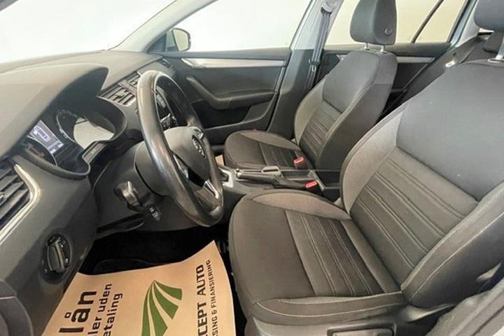 Grå Skoda Octavia fra 2020