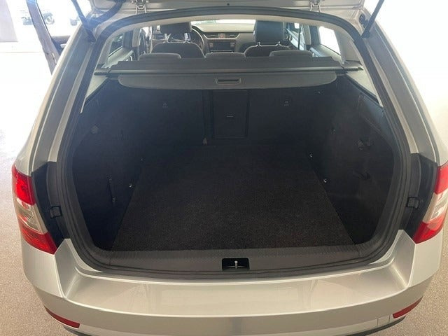 Grå Skoda Octavia fra 2020