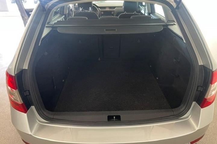 Grå Skoda Octavia fra 2020