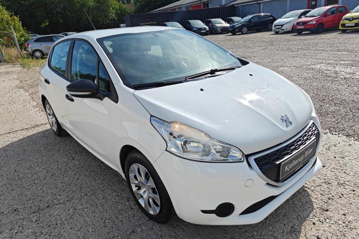 Gul Peugeot 208 fra 2014