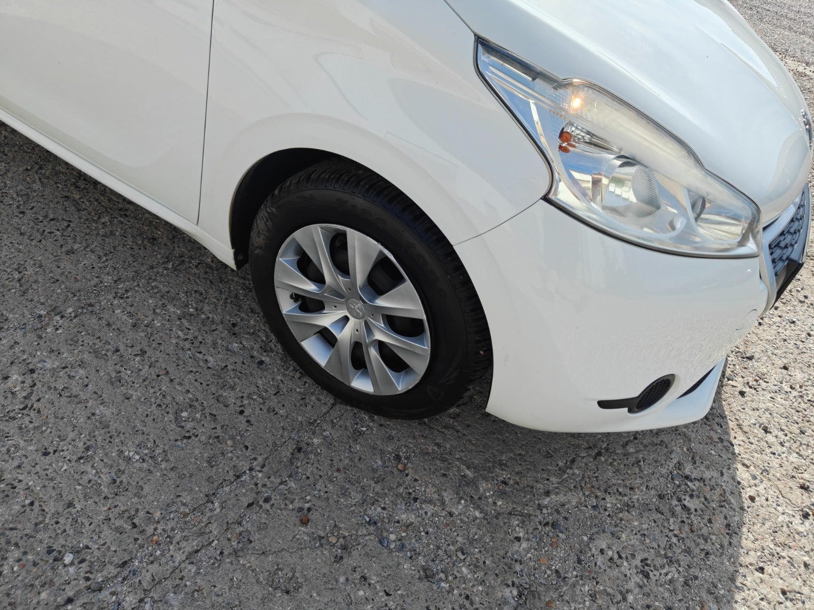 Gul Peugeot 208 fra 2014