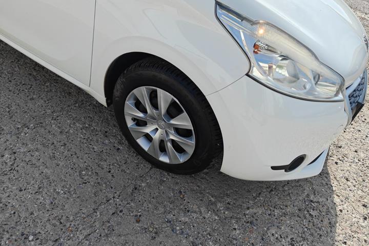 Gul Peugeot 208 fra 2014