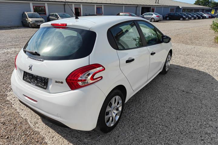 Gul Peugeot 208 fra 2014