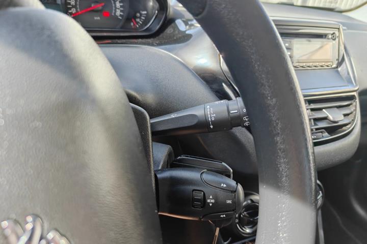 Gul Peugeot 208 fra 2014