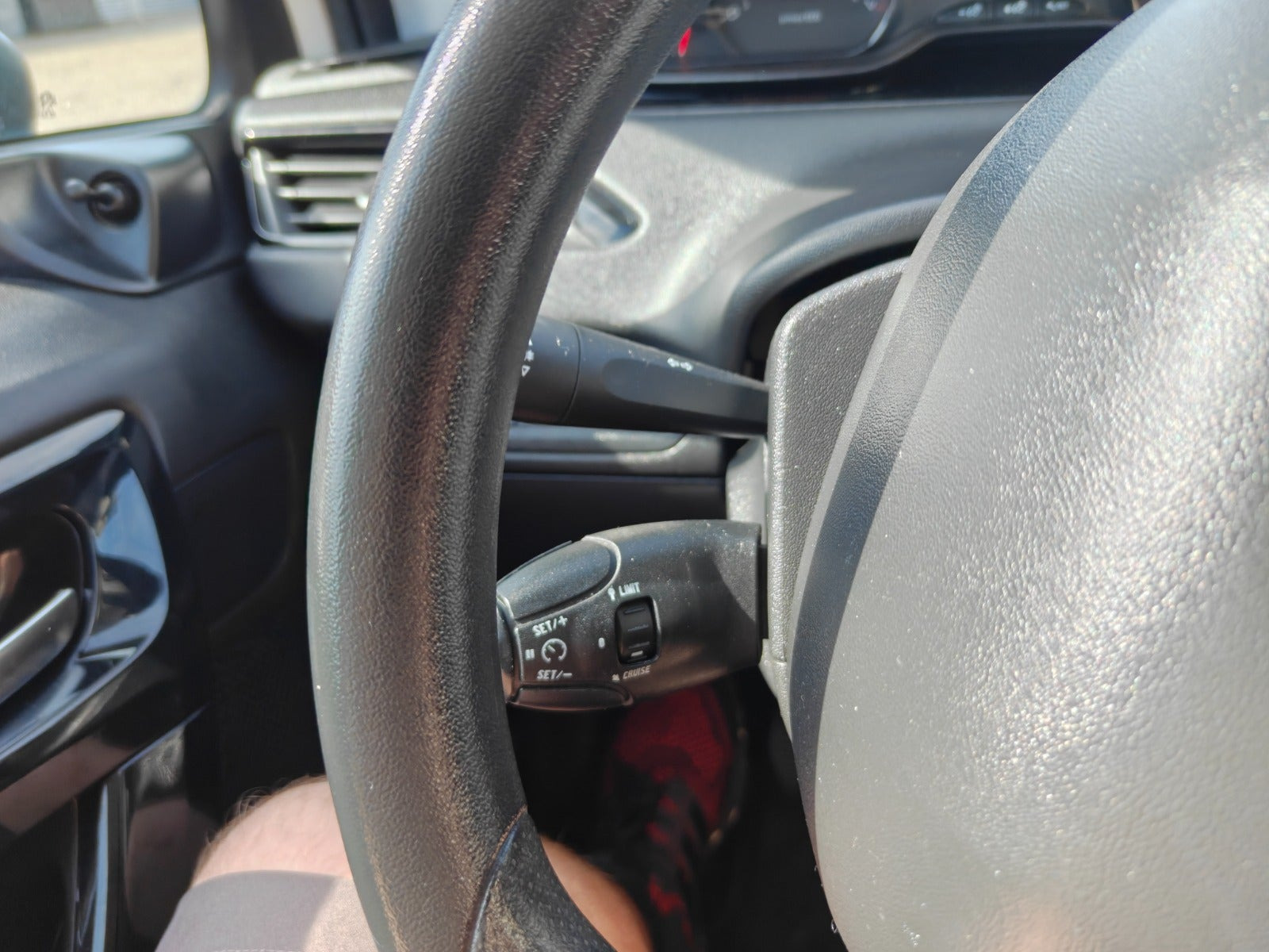 Gul Peugeot 208 fra 2014