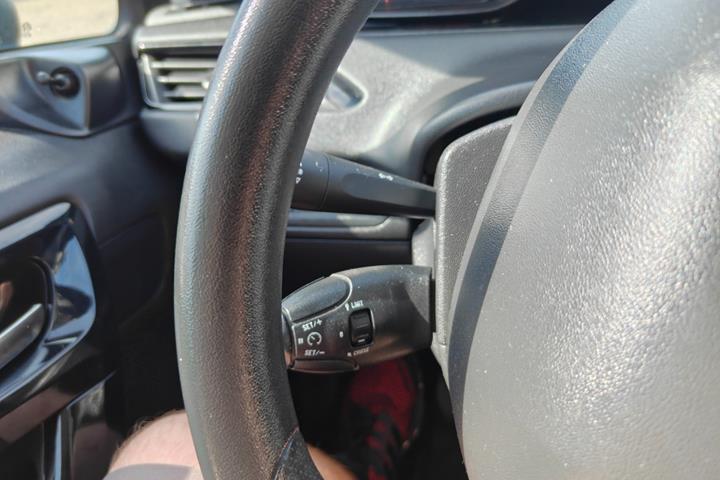 Gul Peugeot 208 fra 2014