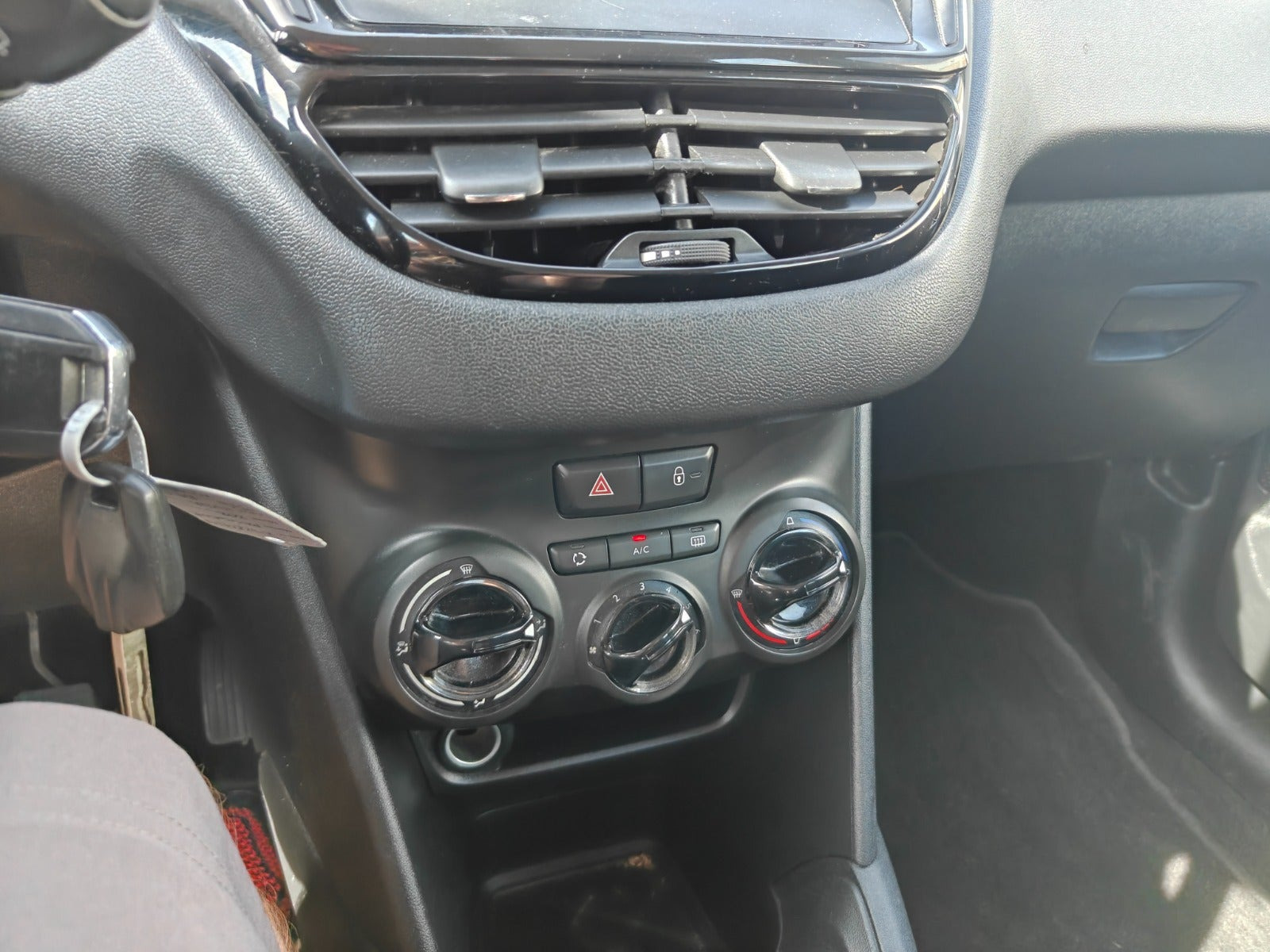 Gul Peugeot 208 fra 2014