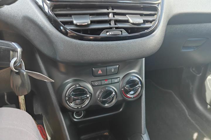 Gul Peugeot 208 fra 2014
