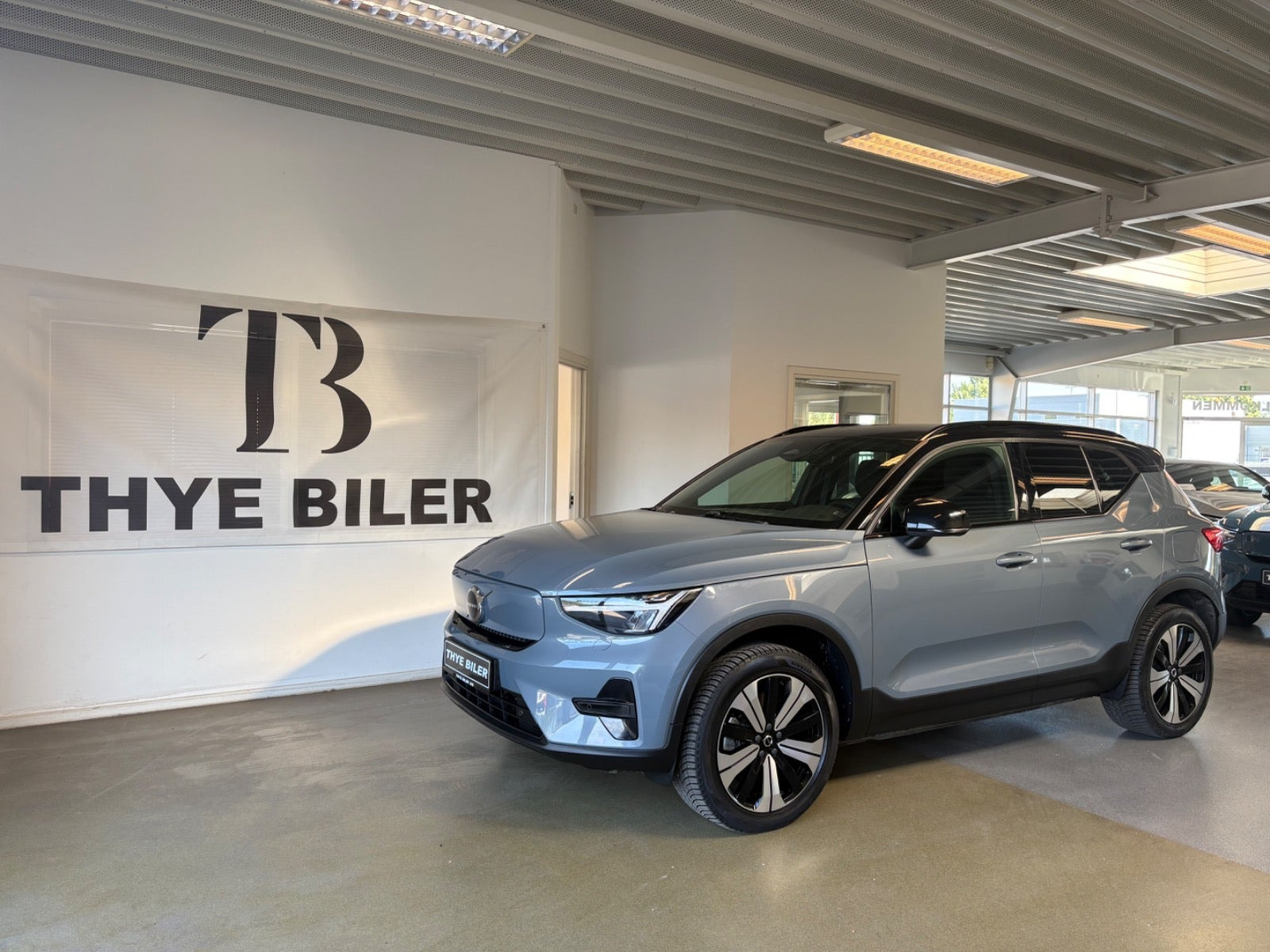 Grå Volvo XC40 fra 2023