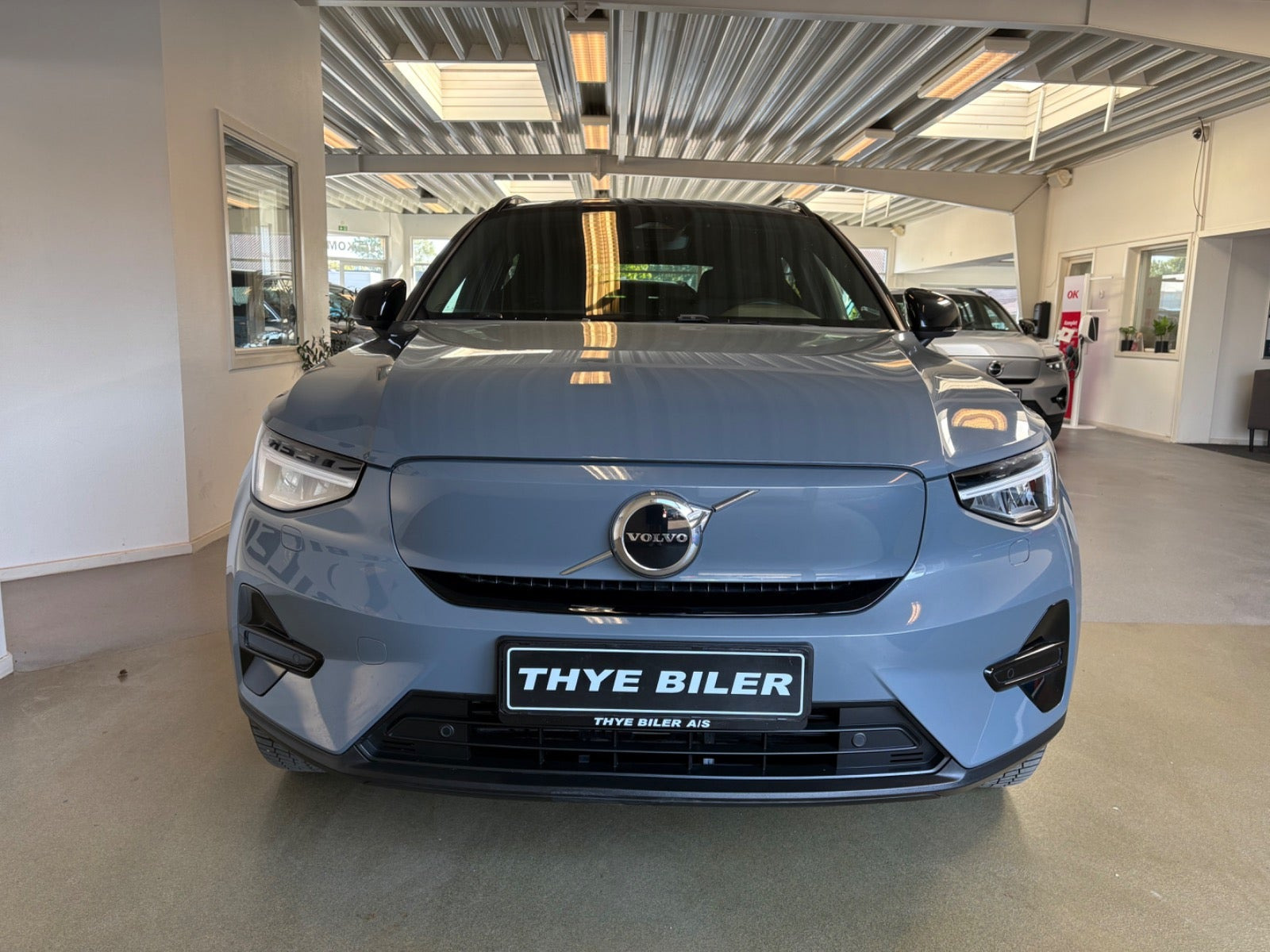 Grå Volvo XC40 fra 2023