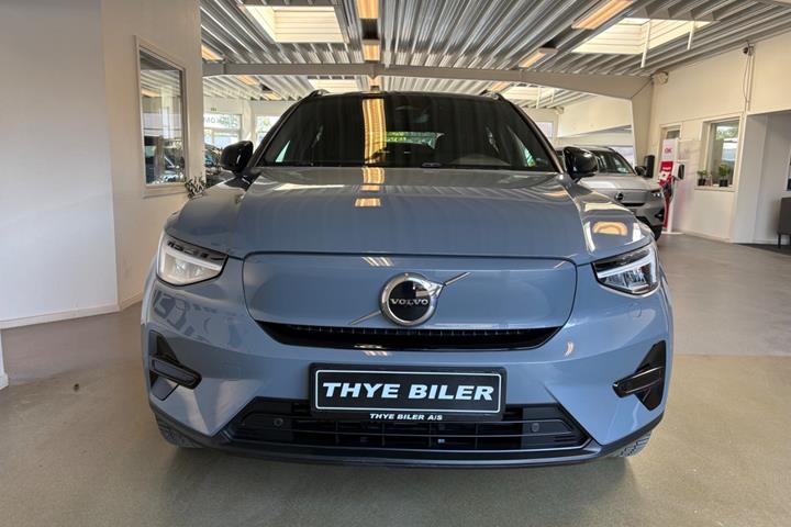 Grå Volvo XC40 fra 2023