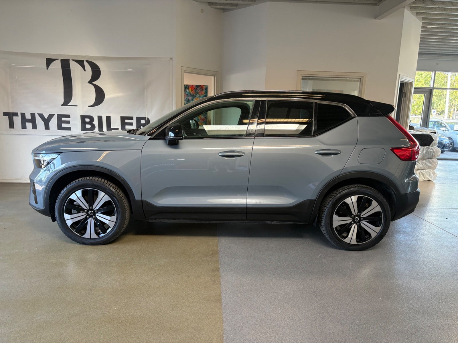 Grå Volvo XC40 fra 2023