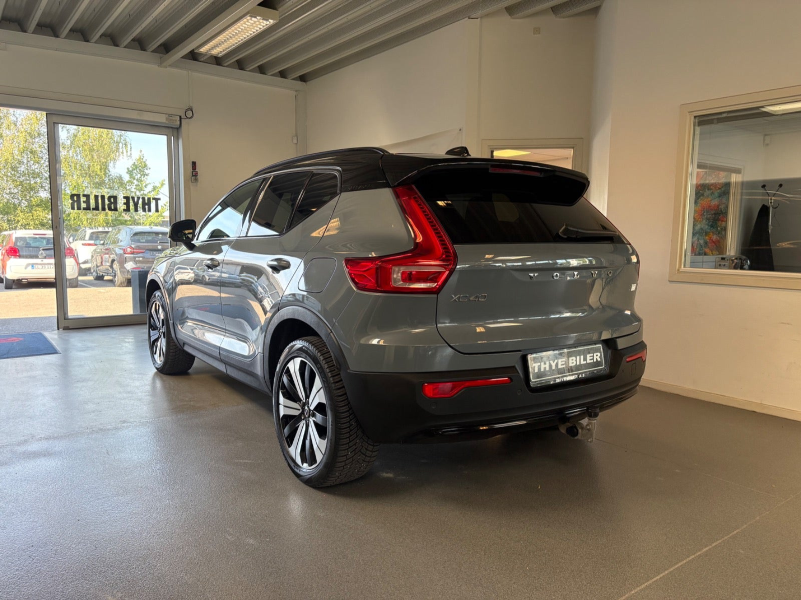 Grå Volvo XC40 fra 2023