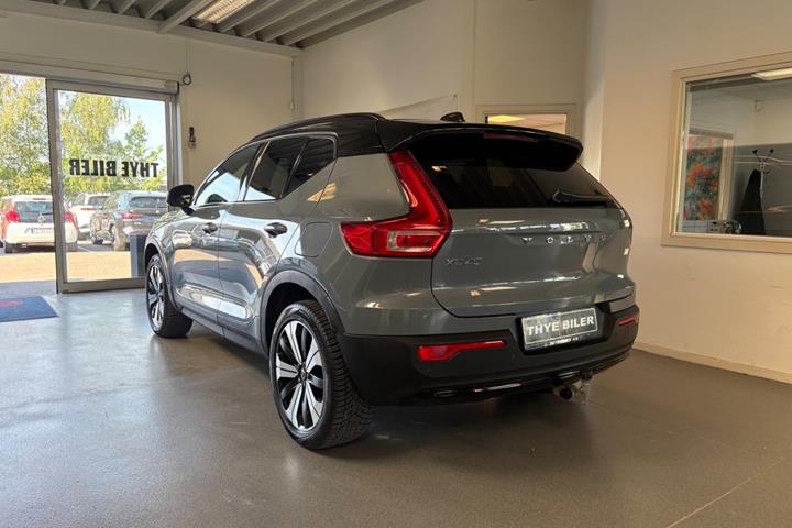 Grå Volvo XC40 fra 2023