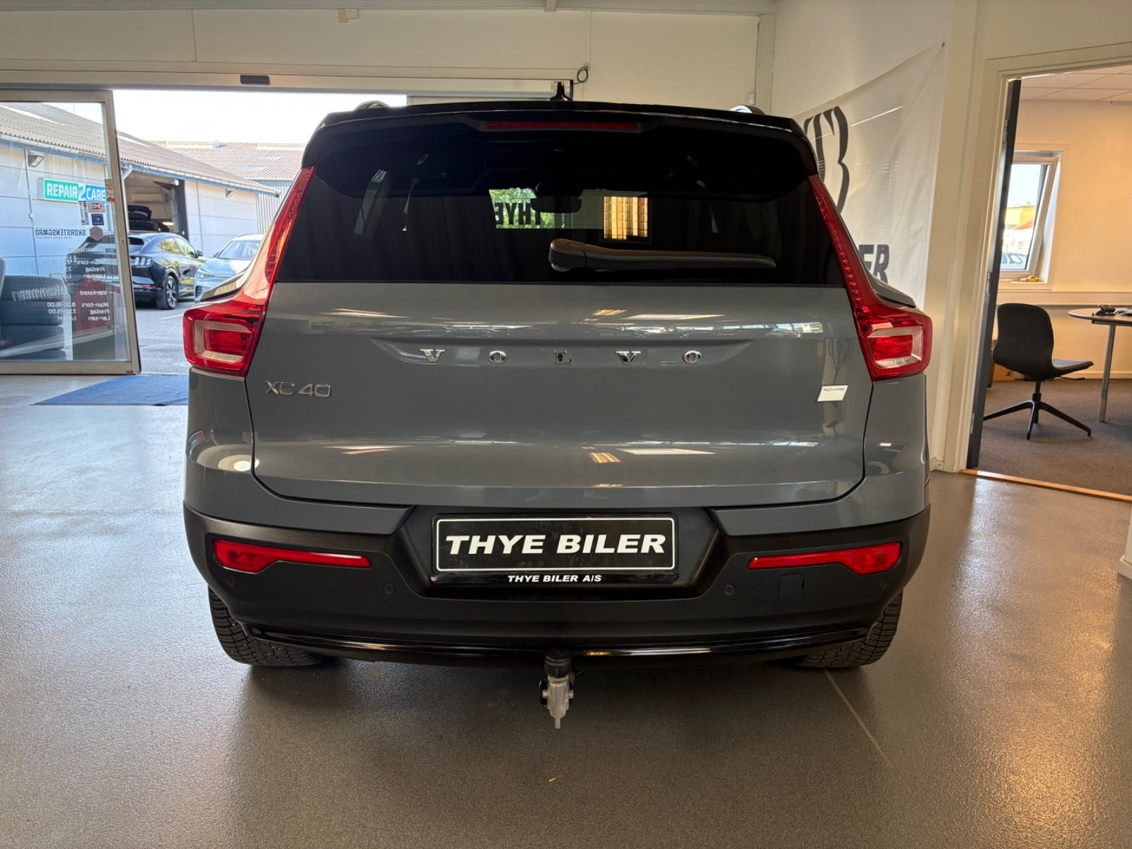 Grå Volvo XC40 fra 2023